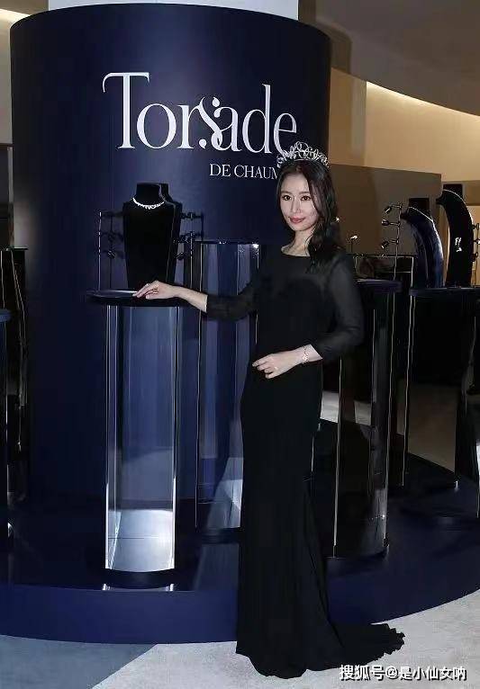 黑色|45岁林心如怀二胎?罕亮相全程抚摸小腹,穿礼服腰身圆润胖得多