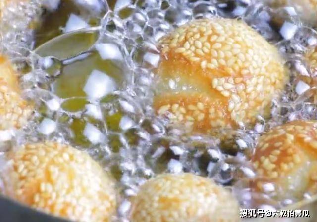 做法|3块钱面粉，2个鸡蛋，做出童年的小零食！开口笑麻团的3步做法