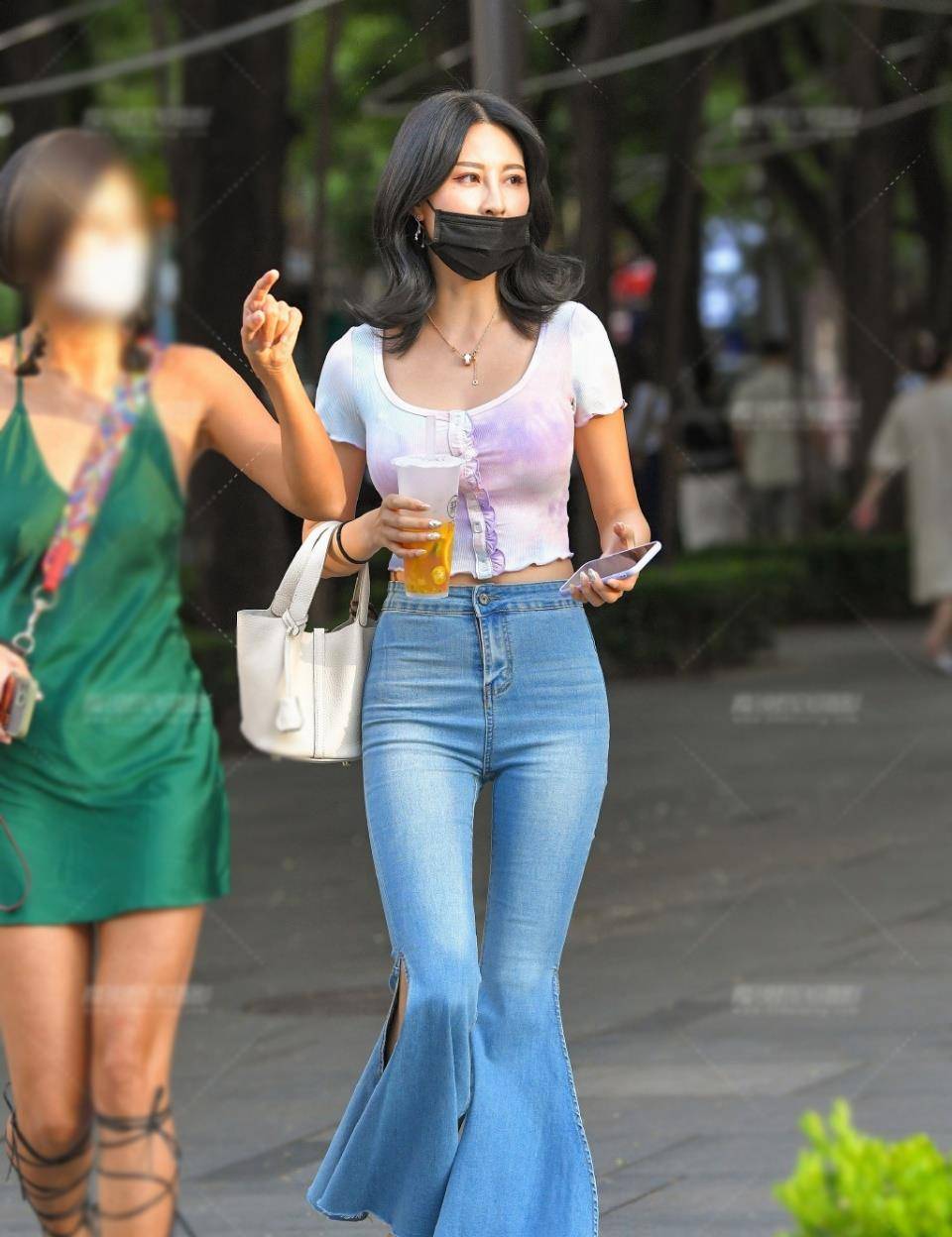 个性|女生的洋气穿搭，开口喇叭裤配短袖衫，穿出夏季潮流的美