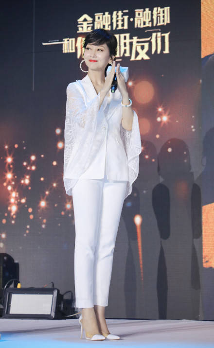 立体感|赵雅芝还是那个“白娘子”,穿蕾丝西装太时髦,脚踩恨天高气场强