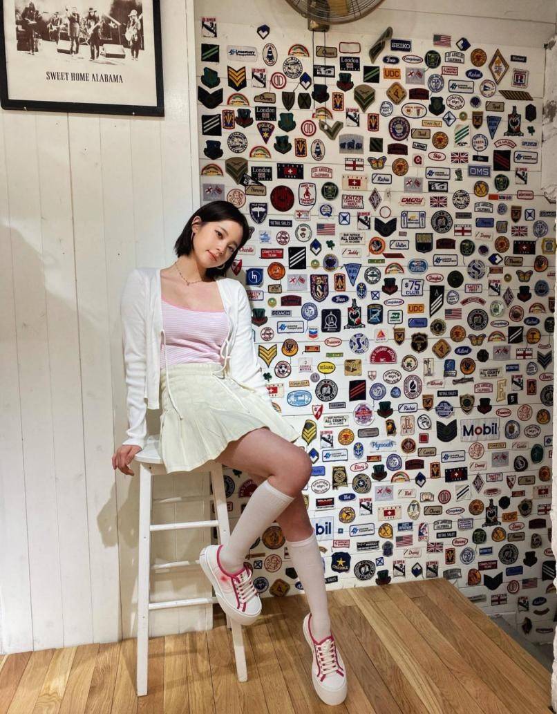 黑色|欧阳娜娜胖了也很美，百褶裙配腿袜大走日系风，肉一点更有女人味