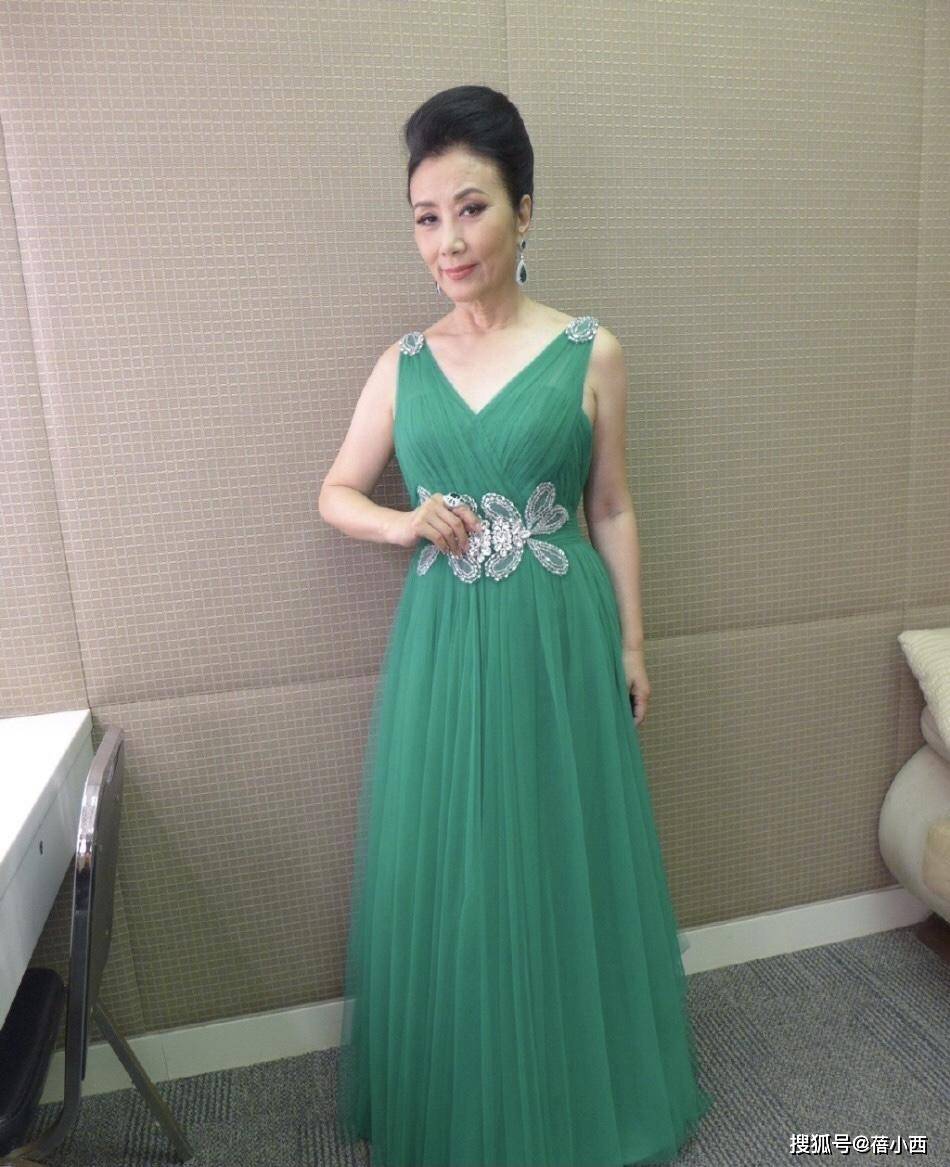 活动|汪明荃73岁又怎样？穿搭、发型、妆容都精致，气质在不用刻意扮嫩