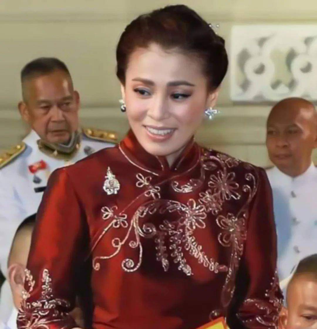 高跟鞋|苏提达深夜独自营业！一身珍珠白套裙穿得贵气，气质敌过诗妮娜