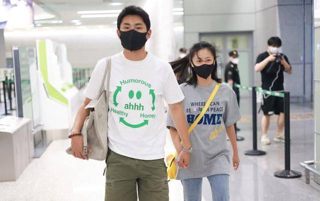 感觉|王彦霖妻子仍然清纯似校花，宽大T恤配牛仔裤，纤细感还挺明显的