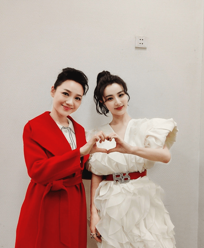 魅力|薇娅不愧是“带货第一人”,穿宽松短旗袍配矮靴,气质真模仿不来