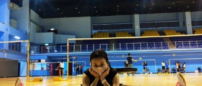 相片|陈意涵晒孕期运动照！趴在地上不见孕肚，一字马劈开毫不费力