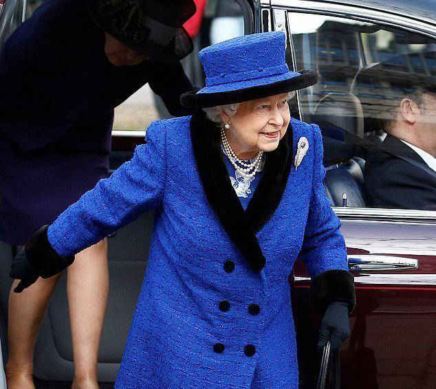 活动|英女王演讲彻底不提梅根!穿高贵优雅的紫裙子,珍珠项链都发黄了