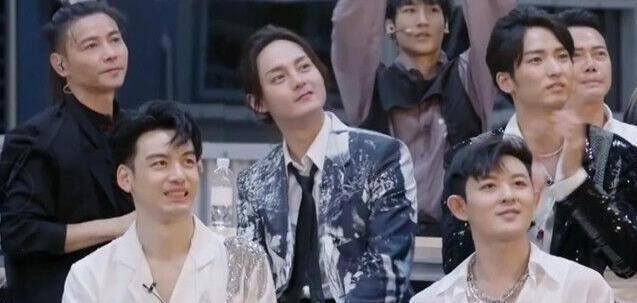 陈小春|陈小春过安检，身上一直响个不停，拿出东西后：张智霖赵文卓送的