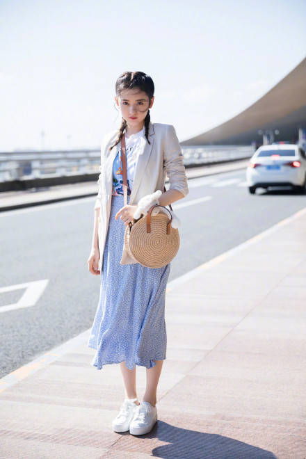 曲线美|宋祖儿出席活动，一袭风衣裙秀美腿，all black上演魅惑性感