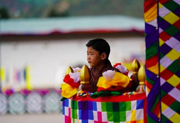 旺楚克|不丹国王戴贝雷帽帅成明星脸!5岁小王储太绅士,穿棕色短袍朴素