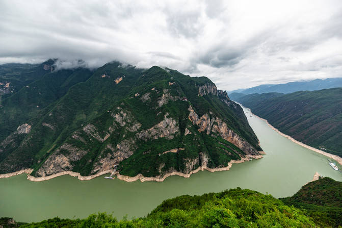 都道巴东三峡巫峡长,巫峡一直以峡长谷深,峡区层峦叠嶂,怪石嶙峋