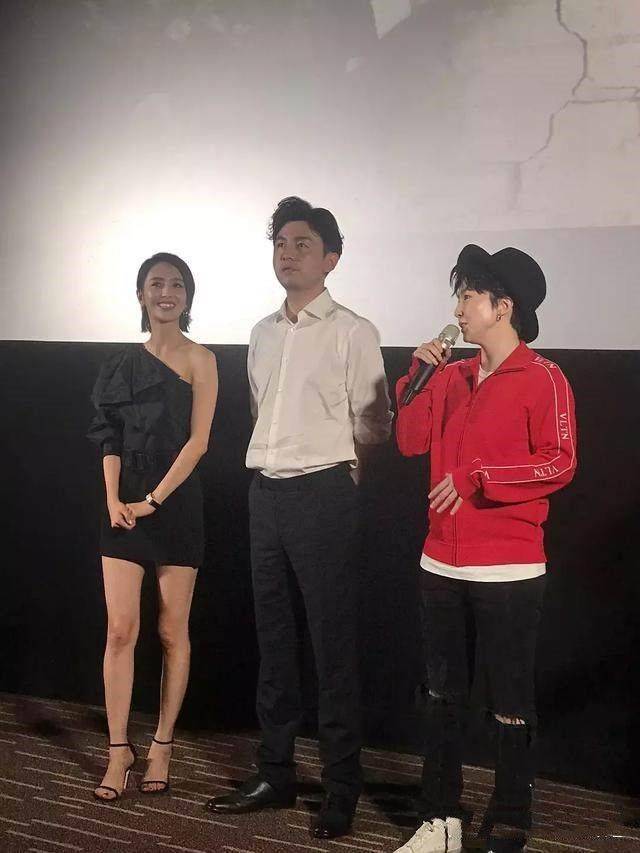 竹杆|佟丽娅录节目被拍，穿短裙瘦成竹杆腿，脸松弛老态也出来了！