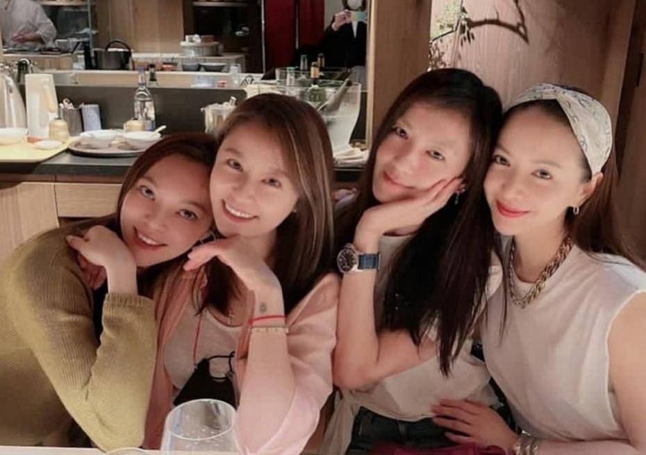 长发|45岁林心如素颜出镜！挑染新发色好少女，活动上全程护肚疑怀二胎