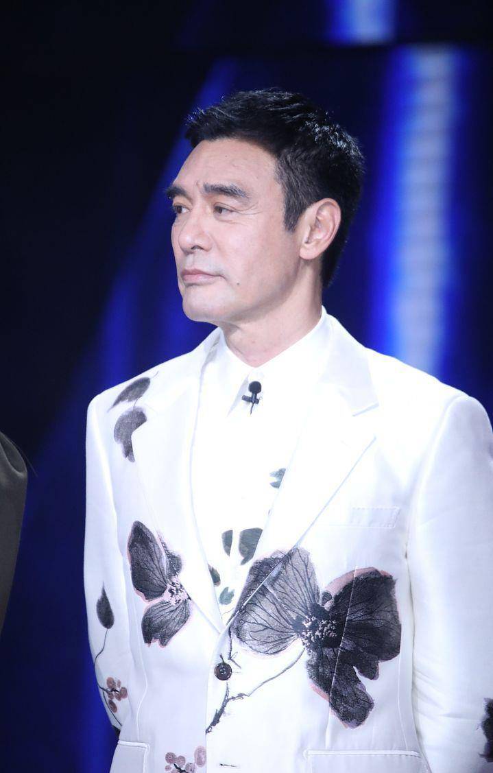 钟镇涛真不服老穿花衬衫还不算又搭配条花牛仔裤太新潮了