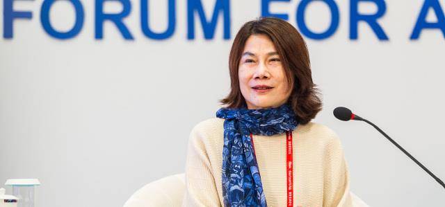 颜色|董明珠认真打扮霸气变温柔,穿针织衫搭海蓝色丝巾,65岁看着像45