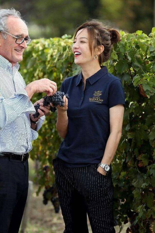 藏蓝色|赵薇真接地气，穿藏蓝色POLO衫摘葡萄，哪看得出有44岁了