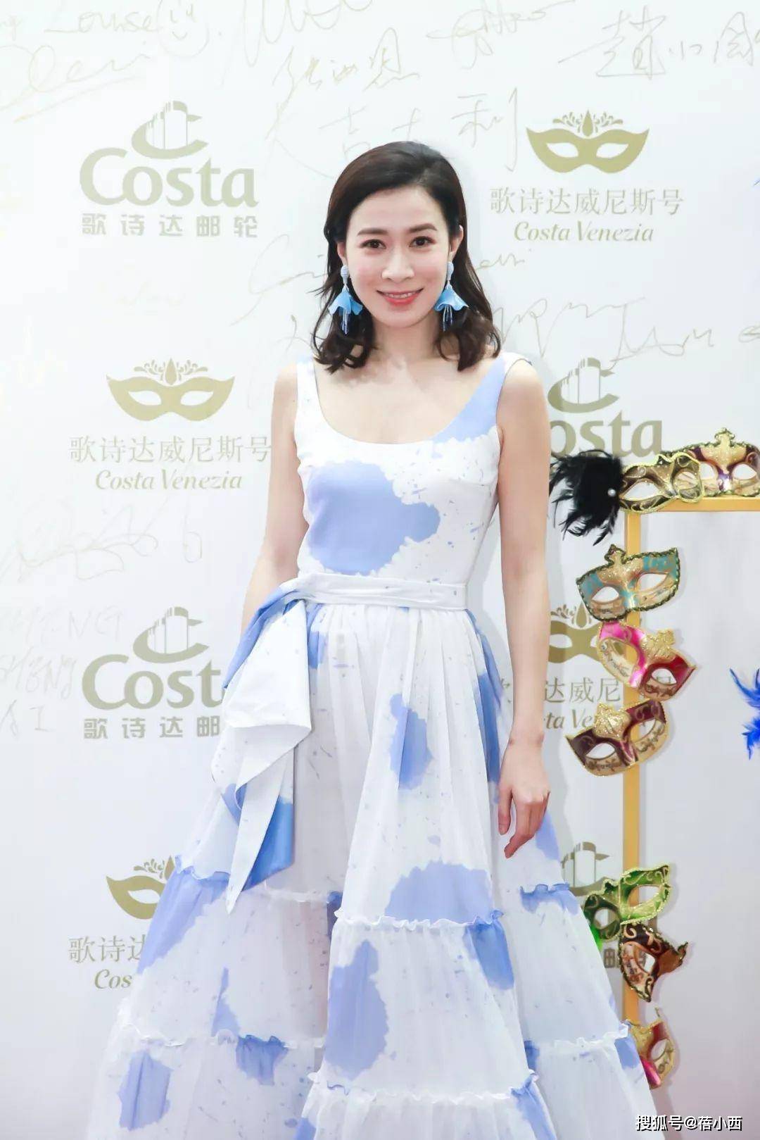 亮点|佘诗曼气质在根本不用扮嫩,穿T恤配阔腿裤走机场,哪像75年的?