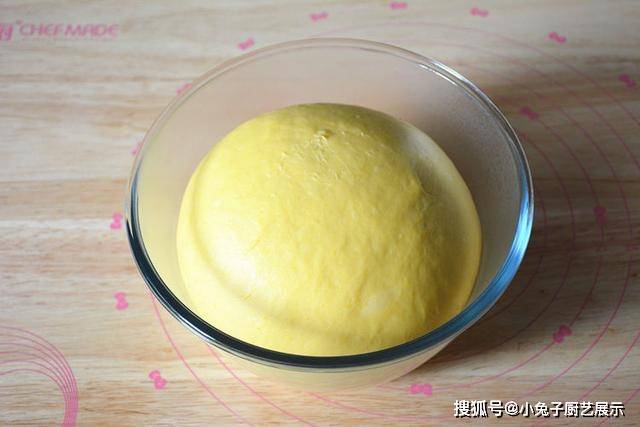 美食|南瓜别再蒸着吃了，加在面粉里做成吐司，又香又柔软，早餐就它了