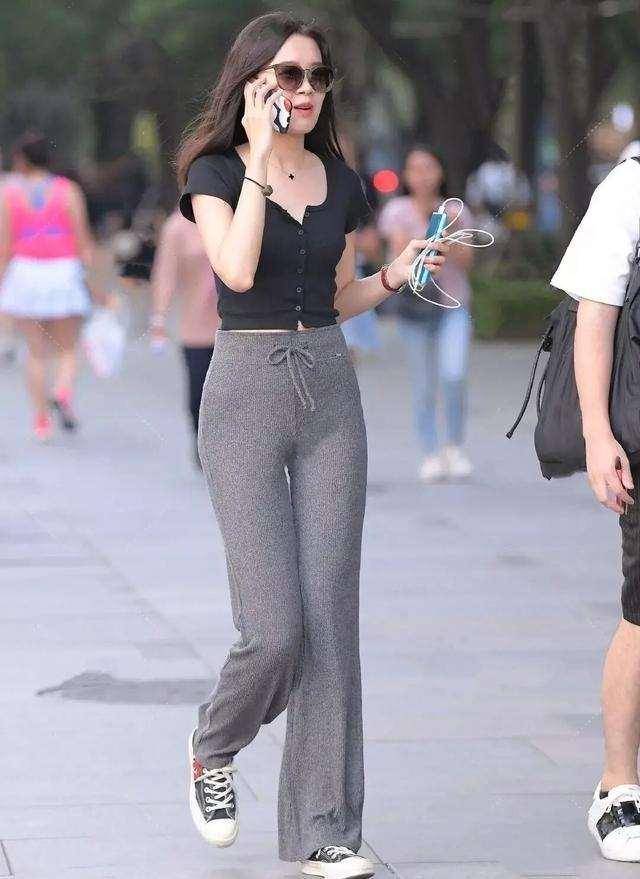 黑色|黑色时尚短袖搭配灰色潮流打底裤，看上去很简单，对于高腰的设计
