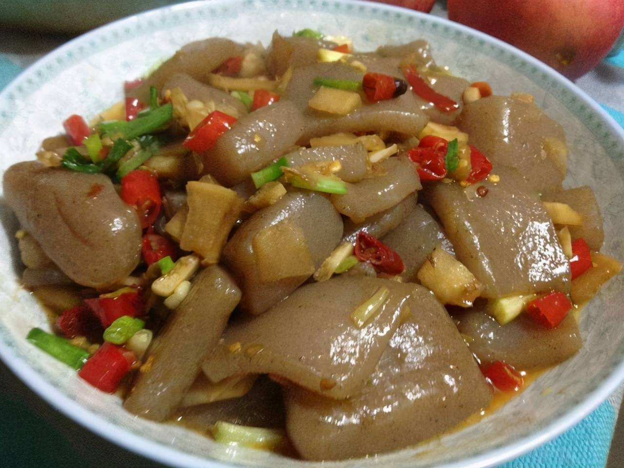 烧魔芋6,最后加少许鸡精,淋入香油,撒上葱花即可出锅.