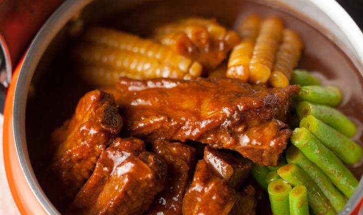 排骨焖饭的正宗做法视频 598ee496f6c847a49d1982acc73a362a.jpeg