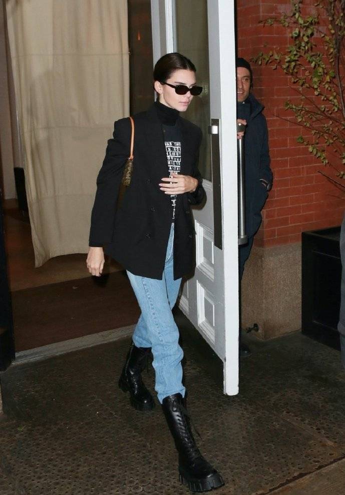 黑色|超模肯豆恋上马丁靴了！穿西装保暖时髦，小包包穿出两米八的气场