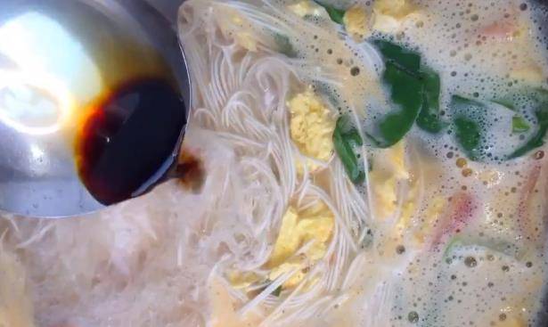 卫生状况|1把面条,4个鸡蛋,再加配菜,简单制作营养早餐面。