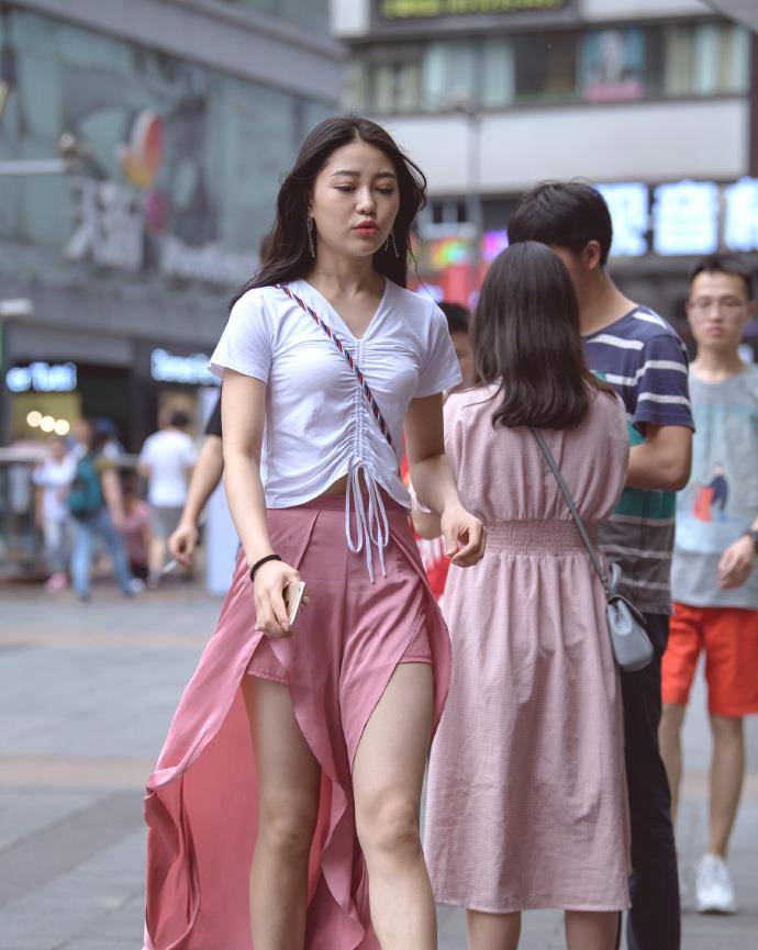 设计|苗条女生的“开叉裙”，既显身材又有个性，宛如“出水芙蓉”！