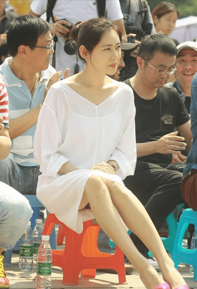 上围|秋瓷炫真是把温柔刻在骨子里,穿淡粉色连体裤,上围丰满腰肢挺细