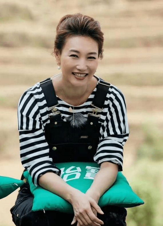 中性|央视主持李梓萌摘下假发套，穿背带裤青春减龄又时髦，美到不敢认