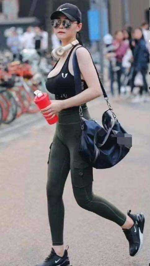 黑色|黑色经典短袖搭配蓝色牛仔打底裤,越来越流行,潮流元素