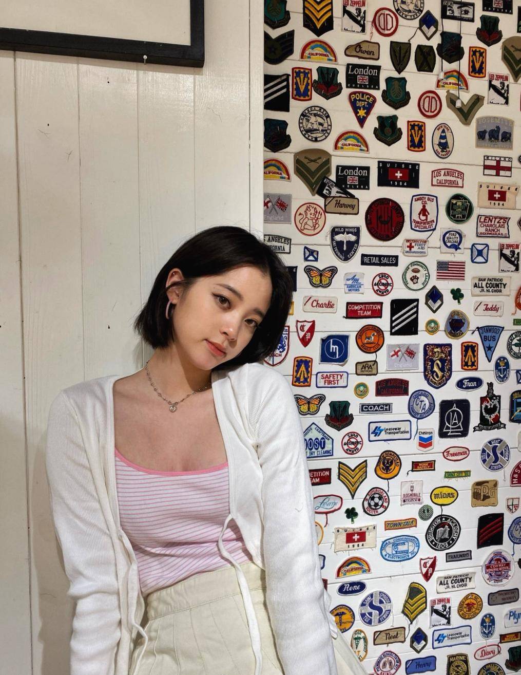 黑色|欧阳娜娜胖了也很美，百褶裙配腿袜大走日系风，肉一点更有女人味