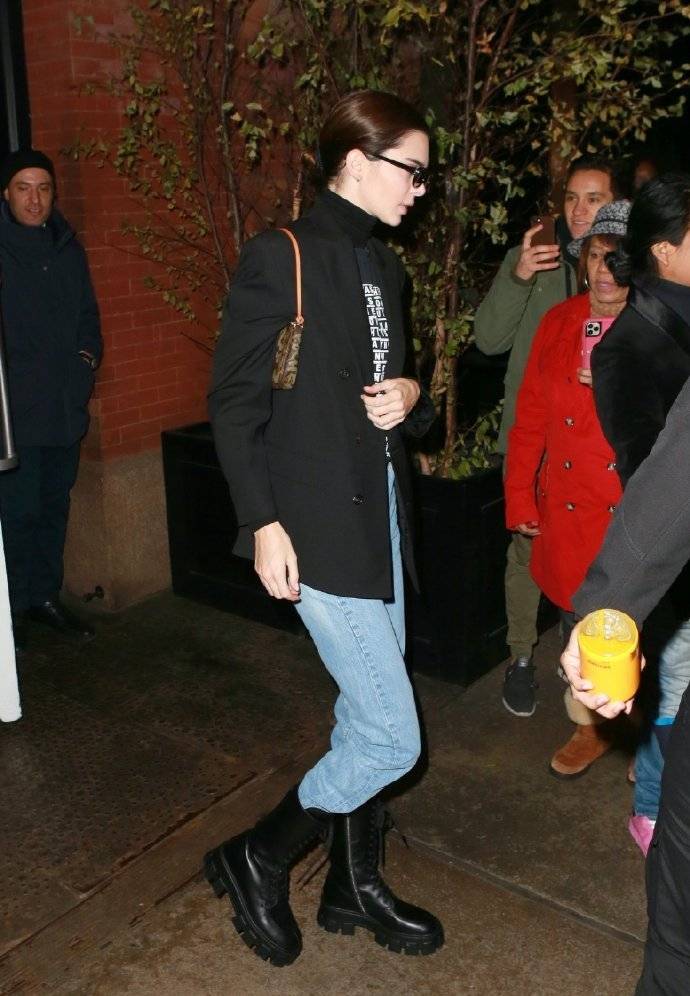 黑色|超模肯豆恋上马丁靴了！穿西装保暖时髦，小包包穿出两米八的气场