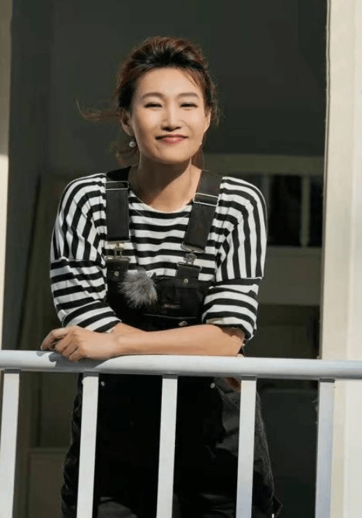 中性|央视主持李梓萌摘下假发套，穿背带裤青春减龄又时髦，美到不敢认