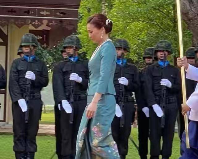 高跟鞋|苏提达深夜独自营业！一身珍珠白套裙穿得贵气，气质敌过诗妮娜