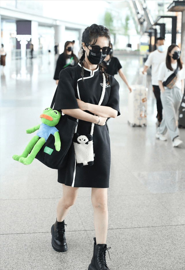 魅力|薇娅不愧是“带货第一人”,穿宽松短旗袍配矮靴,气质真模仿不来