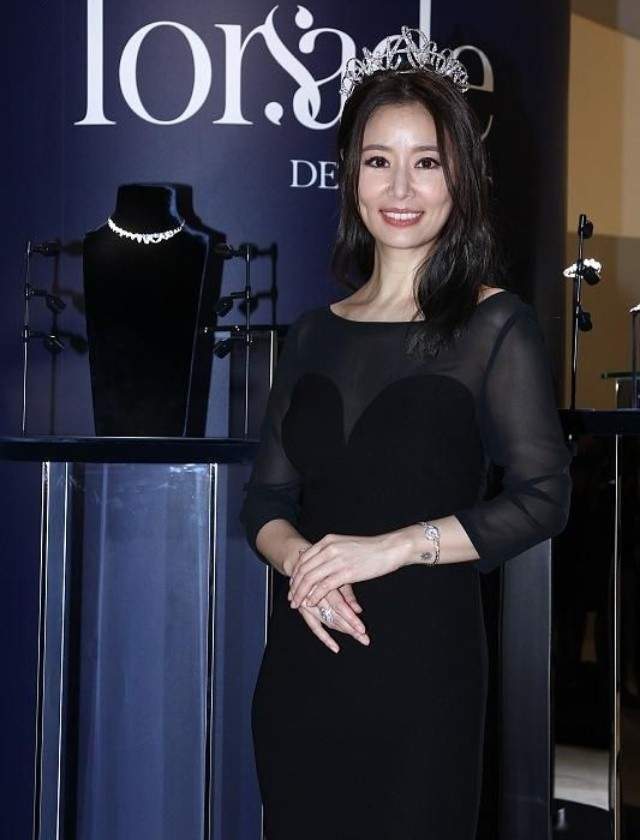 都美|林心如成闺蜜团颜霸!素颜比林熙蕾富士康老板娘都美,生图显老气