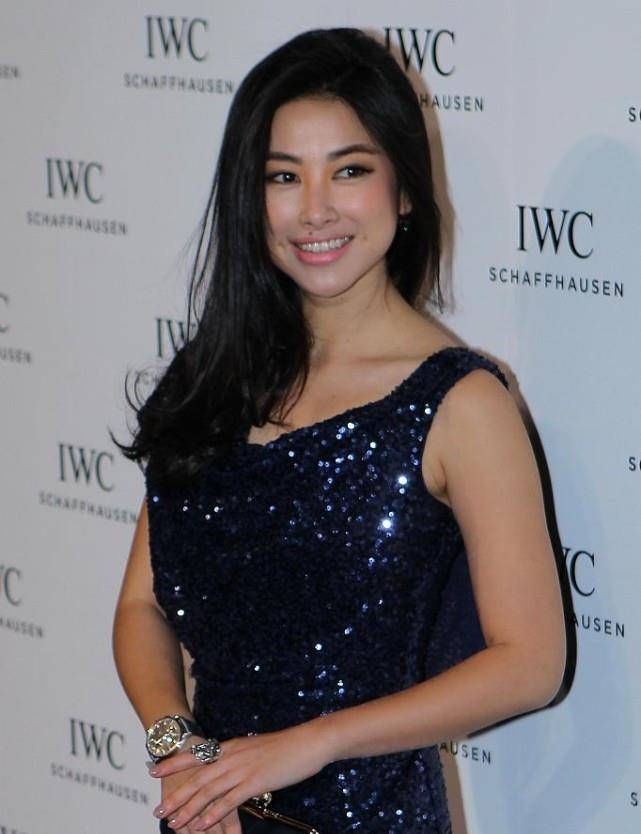姐妹|朱珠的美是骨子里的，一件靓丽的亮片长裙，穿得高级又时尚