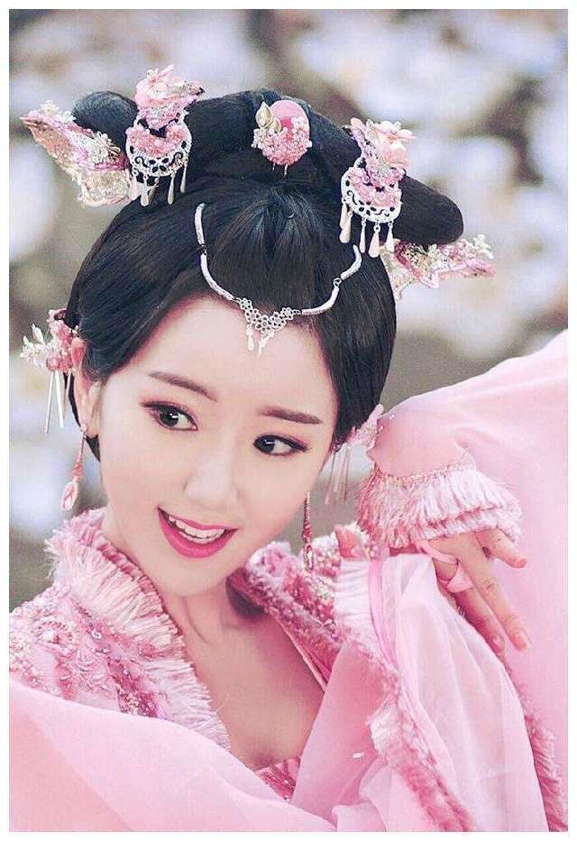 凤九|八大女星粉衣,杨紫俏皮可爱,看到热巴才知道才懂啥叫倾国倾城