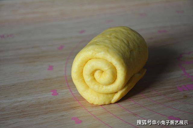 美食|南瓜别再蒸着吃了，加在面粉里做成吐司，又香又柔软，早餐就它了