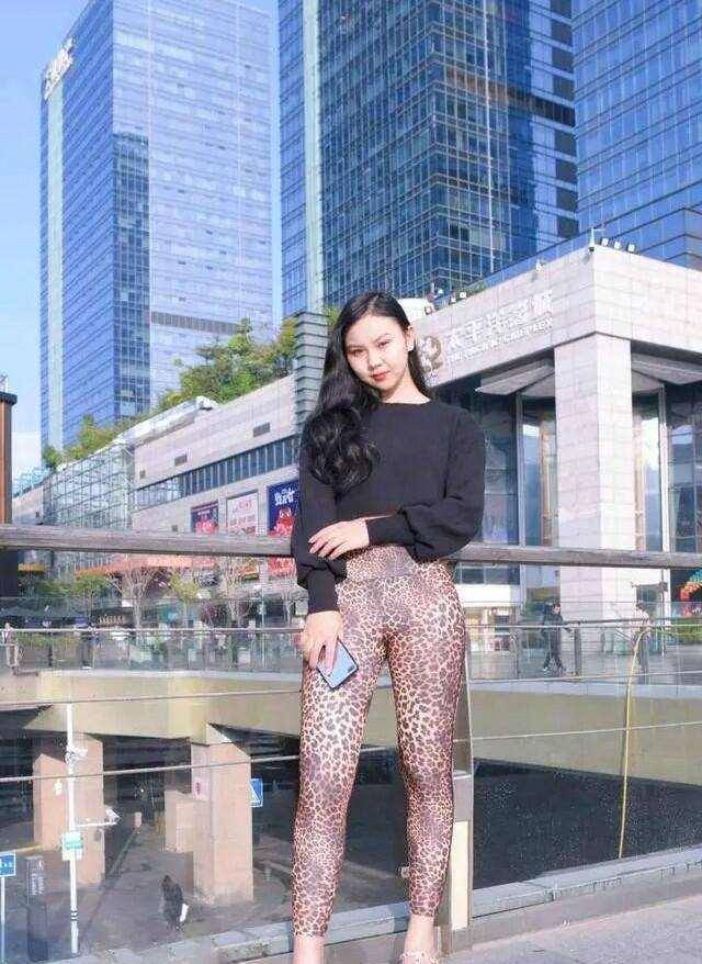 牛仔|黑色花边背心搭蓝牛仔短裤,性价比很高的选择,不过时的潮流搭配