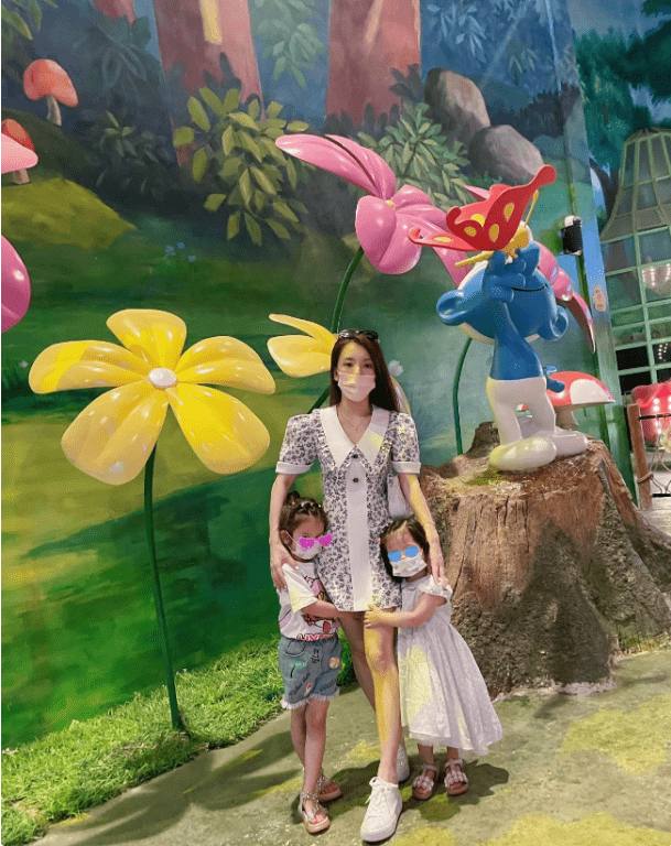 辣妈|85后方媛又美了,2800元碎花拼接裙四肢纤细,同框俩女儿好似姐仨