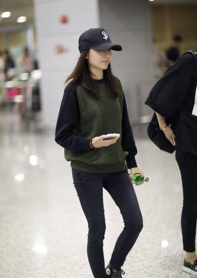 卫衣|董洁不认真打扮也美得出众，卫衣配牛仔裤简约朴素，低调温柔