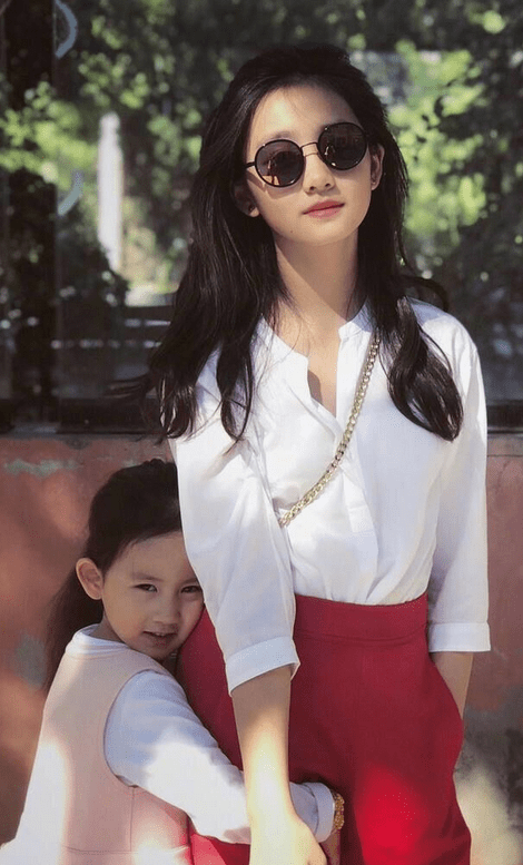 健美|多多好会穿，宽松T恤配健美短裤，巧用金项链点睛，真有明星范儿