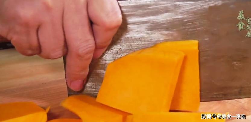 做法|半个南瓜一瓢面,不加水这样做出来的发糕,当早餐比面包松软营养