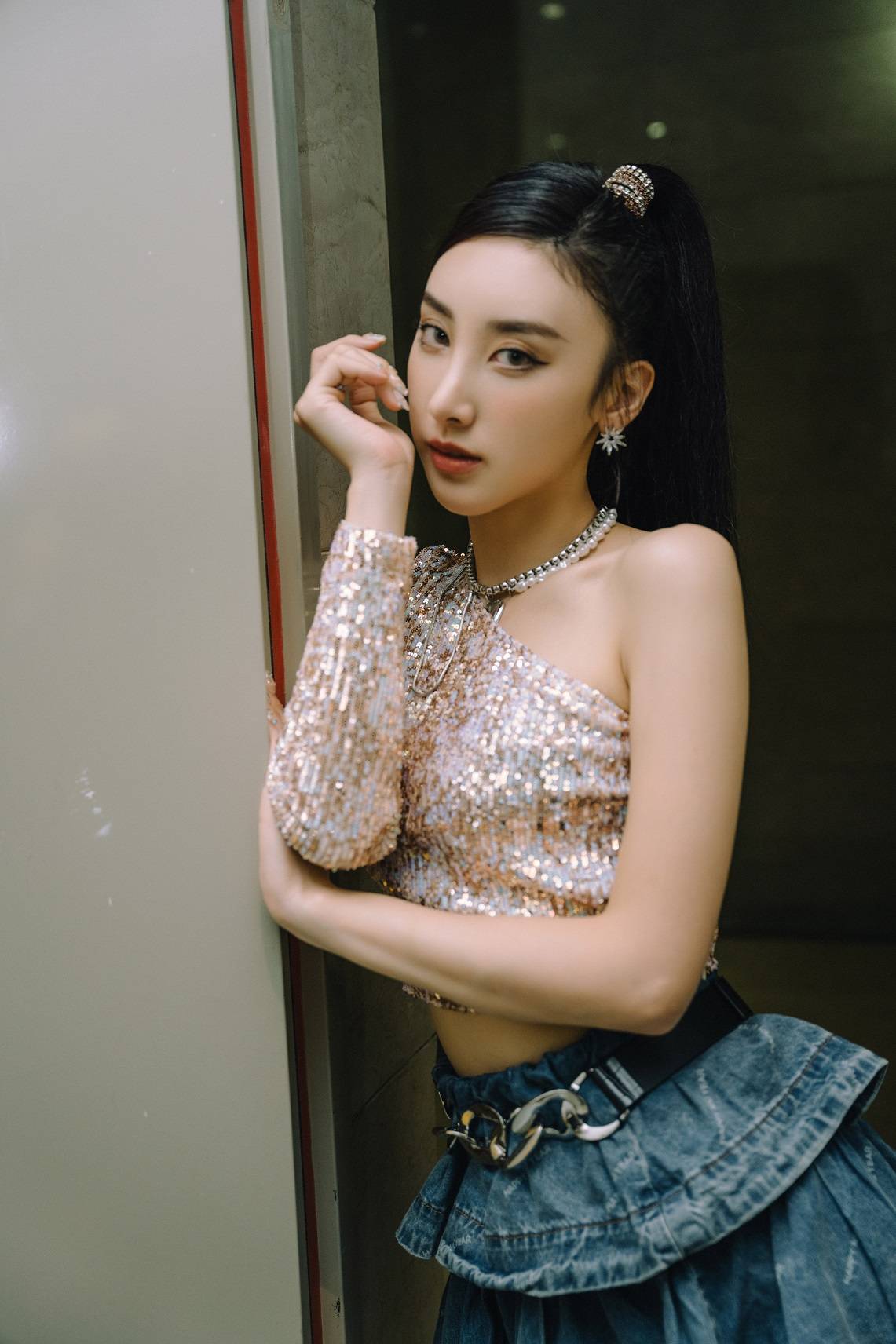 许靖韵加盟湖南卫视新潮好物夜搭档容祖儿献唱狂野之城