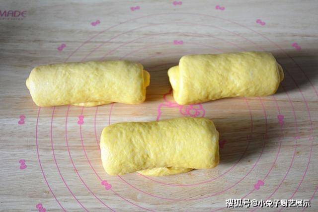 美食|南瓜别再蒸着吃了，加在面粉里做成吐司，又香又柔软，早餐就它了