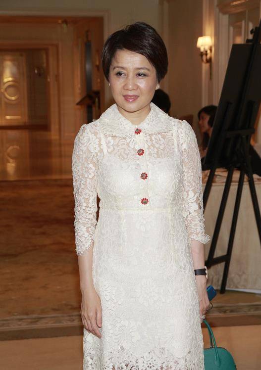 设计|“赌王四太”梁安琪确定60岁？怼脸拍一点皱纹都没有，保养得真好
