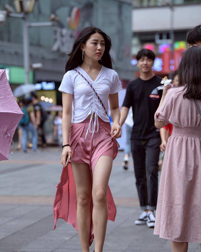 设计|苗条女生的“开叉裙”，既显身材又有个性，宛如“出水芙蓉”！