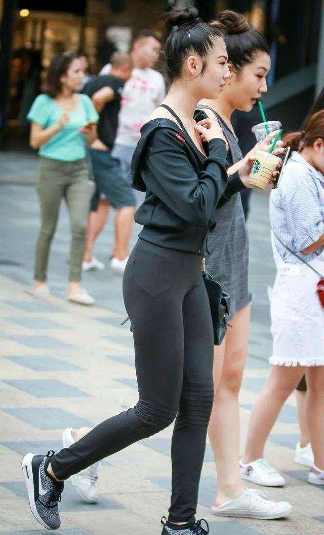 上半身|黑色长吊带背包搭配黑色潮流打底裤，提高时尚度，融入个人风格